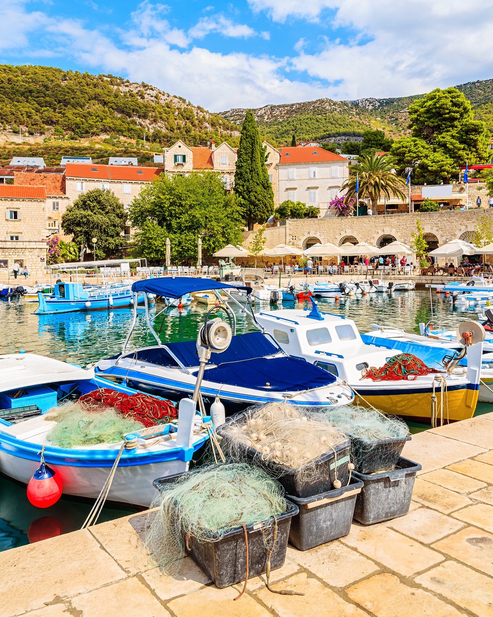 📍Bol, Island Brač #Croatia 🇭🇷
・
Picturesque #Bol is one of the most beautiful destinations of the #Adriatic located just under the Mt Vidova gora the highest peak of Dalmatian islands. 👉 visit-croatia.hr/en/destination…
・
#VisitBrac #VisitCroatia 📸 archive Visit-Croatia.hr