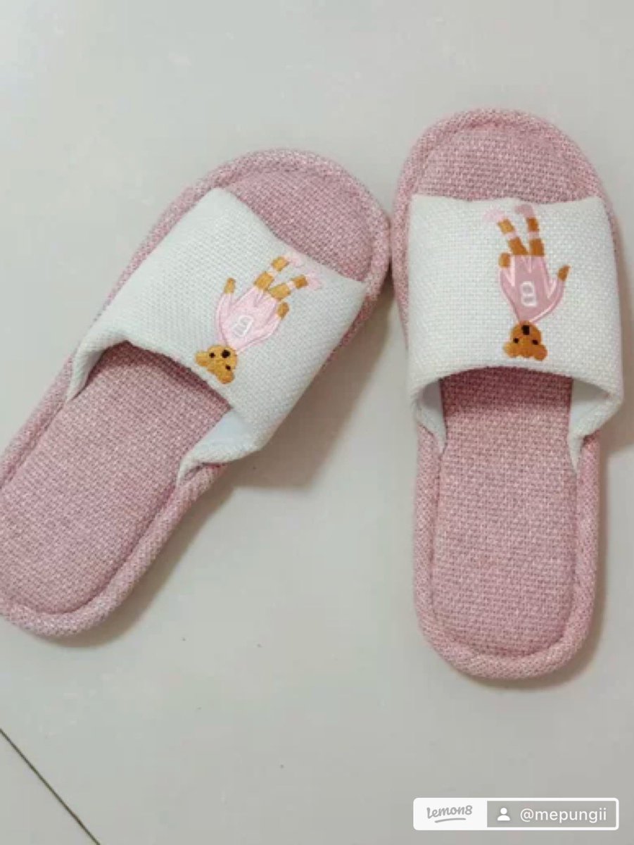 mepungiii's tweet photo. 🐻รองเท้าใส่ในบ้านคู่นี้มีหลายสี ส่วนตัวช่วงนี้อินกับสีหวานๆ สายหวานอย่างเราก็ต้องจัดสีชมพูมาแน่นอน เป็นสีที่ถูกจริตเรามาก สีออกชมพูตุ่นๆแต่ไม่ได้ดูเก่านะ ตรงพื้นรองเท้าดูดีเลยน่าจะทนทาน ไอเลิฟ🌸💕 👉🏻ซื้อตามกดลิ้งBioเลยจ้า 🛍️
 #รองเท้าใส่ในบ้าน #slippers #รีวิวชีวิตทำงาน https://t.co/xmhnuFiGW4