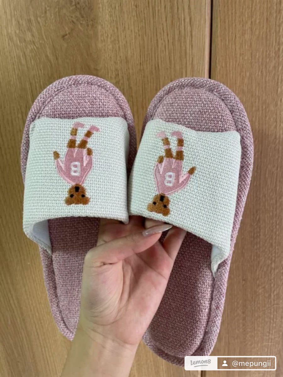 mepungiii's tweet photo. 🐻รองเท้าใส่ในบ้านคู่นี้มีหลายสี ส่วนตัวช่วงนี้อินกับสีหวานๆ สายหวานอย่างเราก็ต้องจัดสีชมพูมาแน่นอน เป็นสีที่ถูกจริตเรามาก สีออกชมพูตุ่นๆแต่ไม่ได้ดูเก่านะ ตรงพื้นรองเท้าดูดีเลยน่าจะทนทาน ไอเลิฟ🌸💕 👉🏻ซื้อตามกดลิ้งBioเลยจ้า 🛍️
 #รองเท้าใส่ในบ้าน #slippers #รีวิวชีวิตทำงาน https://t.co/xmhnuFiGW4