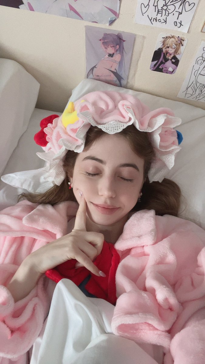 konypyon's tweet photo. como pensaba que me iba a terminar de mudar antes de que fuera invierno solo me quedan pijamas de tirantes y cero batas en esta casa… así que me he tenido que poner el cosplay de patchouli lmao https://t.co/CUhMTHijgP