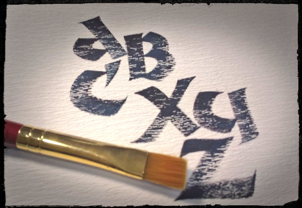 HNCalligraphy's tweet photo. 【書体紹介】UNCIALS/アンシャル体
トライアルー平筆🖌️によるノイランド風のアンシャル
【揉み紙】
揉んで、しわをつけた紙のこと。
和紙の繊維は強くて柔軟なので揉み技法が可能。揉み方は、産地と用途によってさまざま。
#flatbrush
#UNCIALS
#calligraphy
#カリグラフィー
#アンシャル https://t.co/hoiEr8pDo4