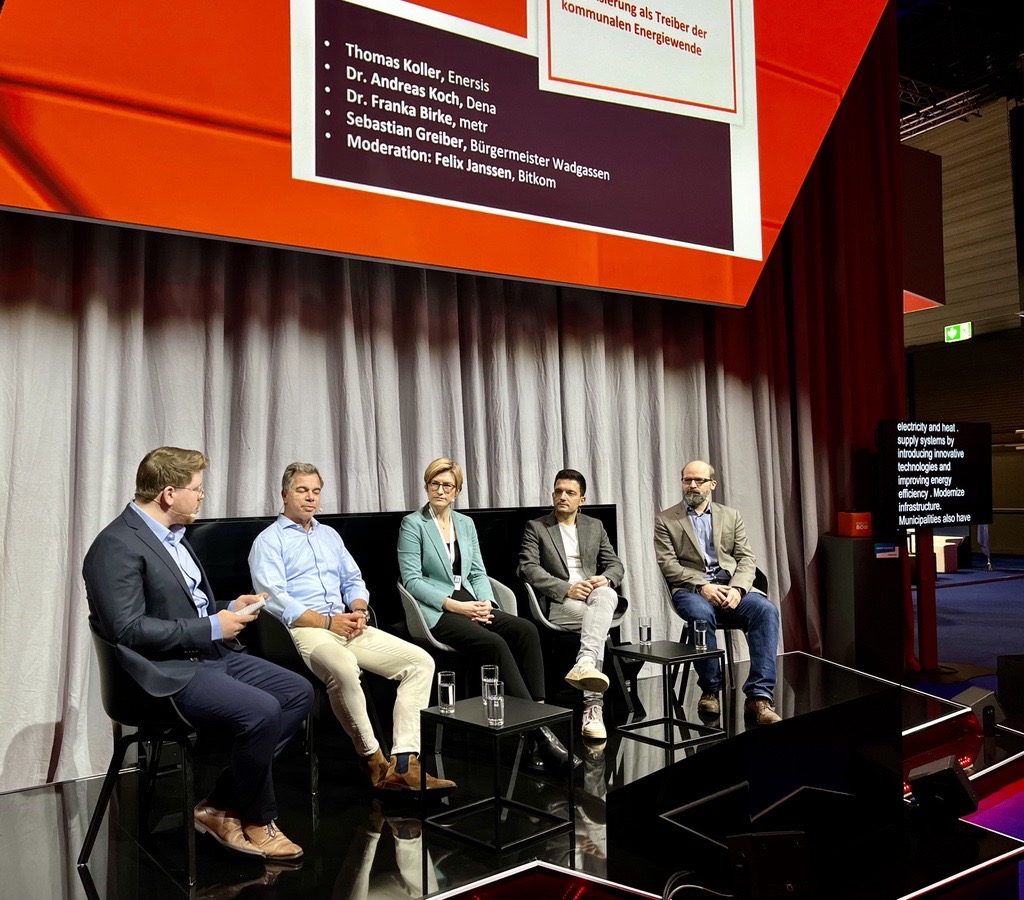 Smart Country Convention (@smartcountrycon) on Twitter photo Den Kommunen kommt aufgrund ihrer Bürgernähe eine Schlüsselrolle in der #Digitalisierung und #Dekarbonisierung zu. Auf der #SCCON23 sprechen wir darüber mit Dr. Franka Birke (<a href="/metr_bms/">metr Building Management Systems GmbH</a>), Dr. Andreas Koch (<a href="/dena_news/">dena</a>), <a href="/Greiber/">Sebastian Greiber</a> (<a href="/Wadgassen/">Wadgassen</a>) & @thomas_koller_1 (<a href="/enersissuisse/">enersis</a>). Den Kommunen kommt aufgrund ihrer Bürgernähe eine Schlüsselrolle in der #Digitalisierung und #Dekarbonisierung zu. Auf der #SCCON23 sprechen wir darüber mit Dr. Franka Birke (<a href="/metr_bms/">metr Building Management Systems GmbH</a>), Dr. Andreas Koch (<a href="/dena_news/">dena</a>), <a href="/Greiber/">Sebastian Greiber</a> (<a href="/Wadgassen/">Wadgassen</a>) & @thomas_koller_1 (<a href="/enersissuisse/">enersis</a>).