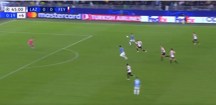 Goal Lazio. Bijlow had maandagavond toch meer naar Vicario mogen kijken; terugschakelen naar 6 meter als je geen druk op de bal kan geven. Staat nu in niemandsland. Daarnaast Hancko nog op een overbrugbare afstand. #LazFEY