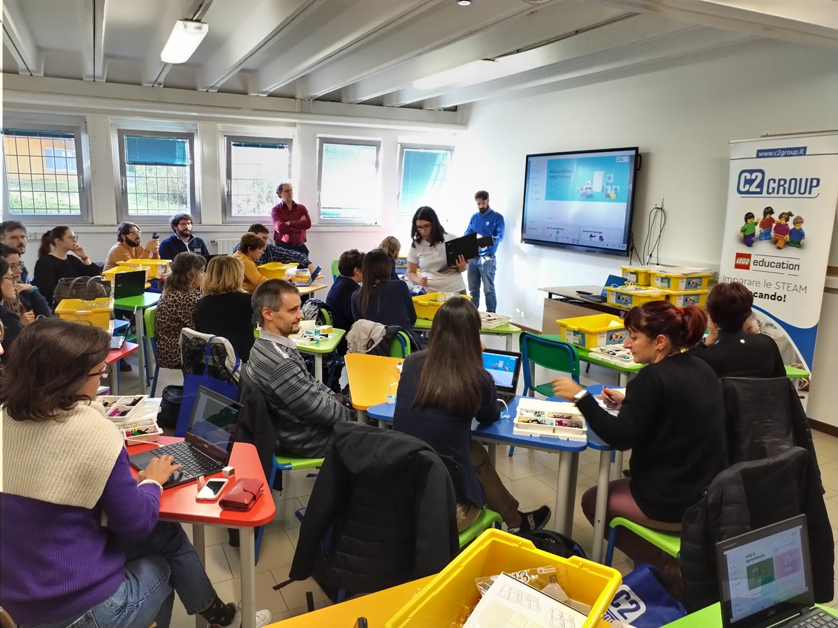 Prosegue il C2 Group in Tour con <a href="/LEGO_Education/">LEGO Education</a>  
Ieri siamo stati presso l'IC 1 Desenzano con la formatrice <a href="/JRedeghieri/">Jessica Redeghieri</a> con i workshop LEGO Education SPIKE Prime e SPIKE Essential. 
Sfoglia il nostro nuovo catalogo Scuola 4.0 c2group.click/Piano_Scuola_4…
📩 scuole@c2group.it
