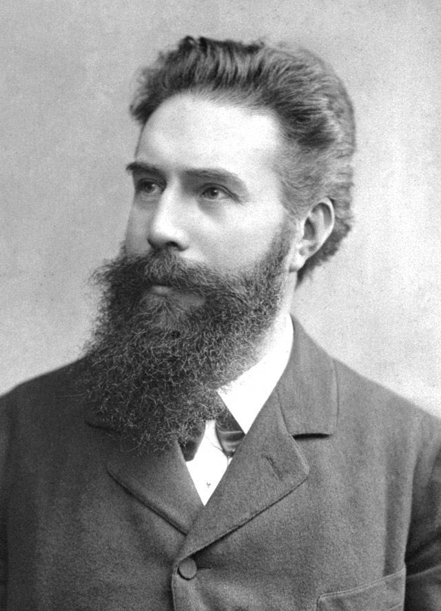 Pontebata's tweet photo. “Oh Wilhelm, he visto mi propia muerte”
Esto es lo que dijo Ana Ludwig a su esposo Wilhem Roentgen al ver la foto de su mano.

Hoy se cumplen 128 años de uno de los descubrimientos más importantes de la historia.

Fue galardonado con el primer premio Nobel de Física por el mismo. https://t.co/aZgPsUFTUg
