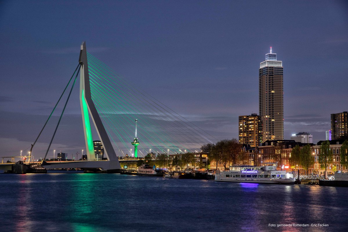 Vanavond is de #Erasmusbrug verlicht in de kleur #Groen. Speciaal voor het 110-jarig bestaan van de #Erasmusuniversiteit. Meer info: rotterdam.nl/verlichten-era…