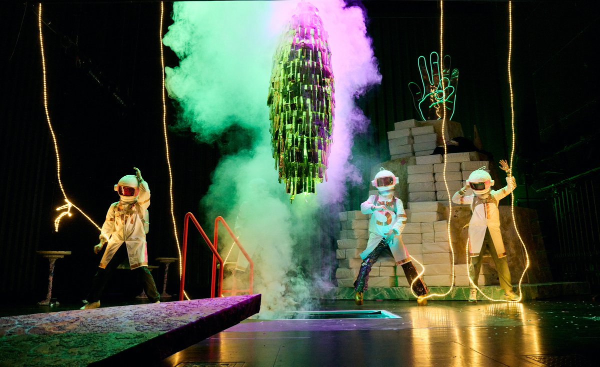 „Klimaneutrale #Theater-Produktionen?“ Info-Workshop mit dem @Buehnenverein und dem Bundesverband Freie Darstellende Künste. 9.11., 10–11:30 Uhr – kostenfrei digital teilnehmen: bit.ly/46ZExh9

© Joseph Ruben Heicks / Staatstheater Braunschweig
#ProgrammZero #FondsZero