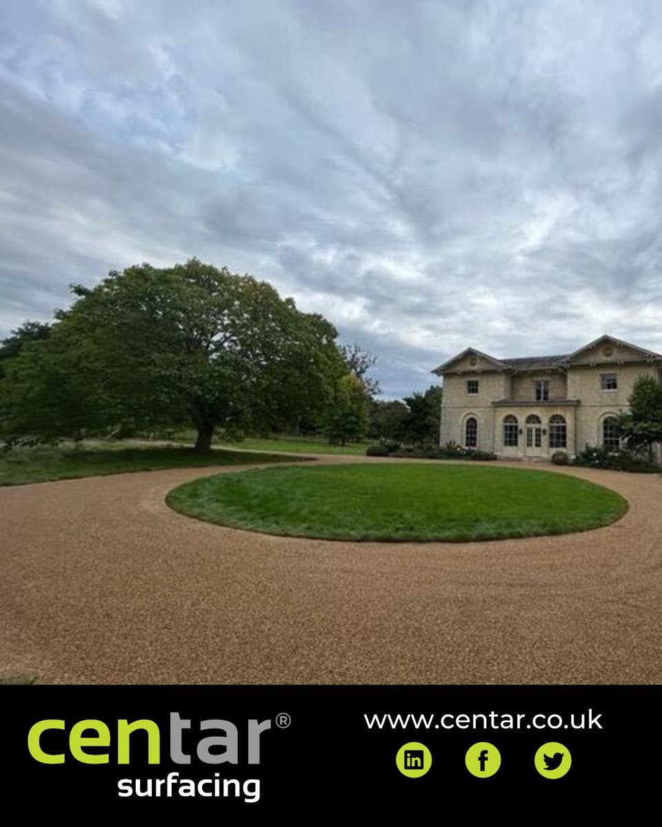 CentarSurfacing's tweet image. No, you&apos;re not looking at the set of Bridgerton, but our Tar and Chips project for a stunning house in Hampshire! 

Doesn&apos;t it look absolutely FAB? 💫 

#TarandChips #DrivewayProject #FinishedProject