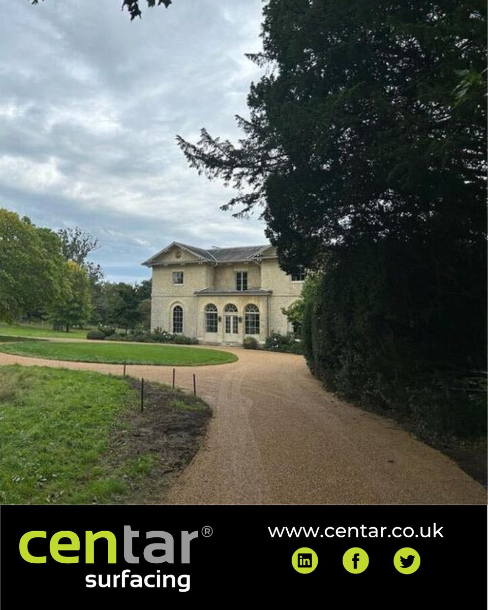 CentarSurfacing's tweet image. No, you&apos;re not looking at the set of Bridgerton, but our Tar and Chips project for a stunning house in Hampshire! 

Doesn&apos;t it look absolutely FAB? 💫 

#TarandChips #DrivewayProject #FinishedProject