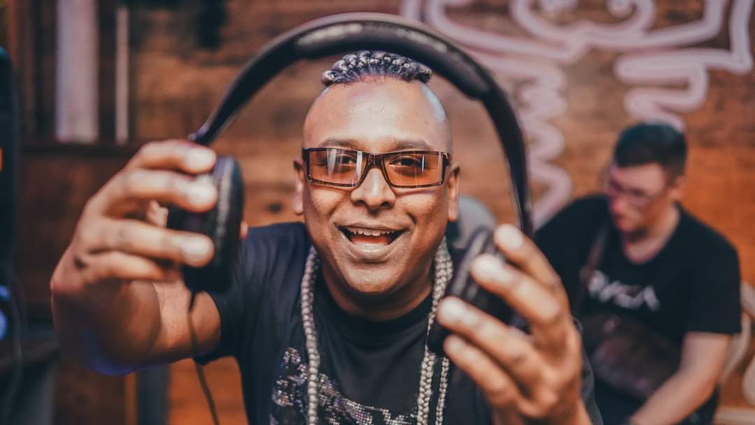 Lloydpaulmedia's tweet image. #Live at #beachbums