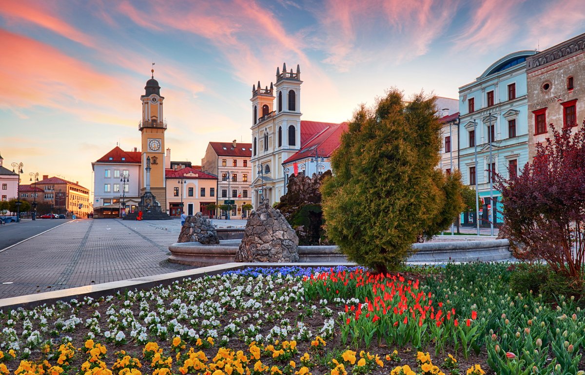 Tip for a trip to Banská Bystrica📍

🔹Hour Tower It stands as the centerpiece of SNP Square. Construction began in 1552 and was completed in 1553. Due to the demolition of a neighboring building in 1920, it now leans 68 cm.

#slovakia #travel #visitslovakia