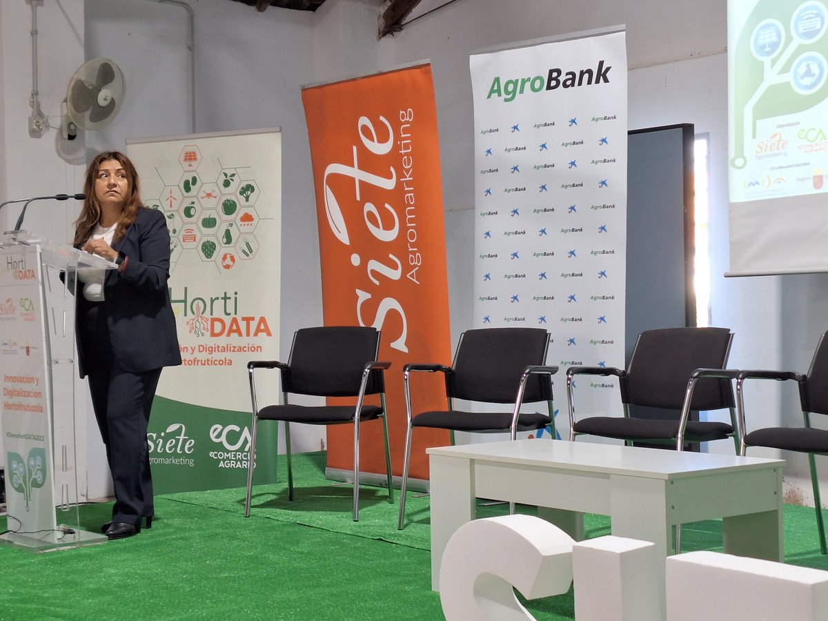 La Consejera de @RM_Agua, Sara Rubira, acaba de inaugurar en el @imida_murcia la #DemoHortiDATA2023 un evento organizado por @SieteAgromarket y @eComercioAgr y que cuenta, entre otros con el patrocinio de @AgroBank_CABK. Entre los ponentes estará José Gil García. #SienTTAgro