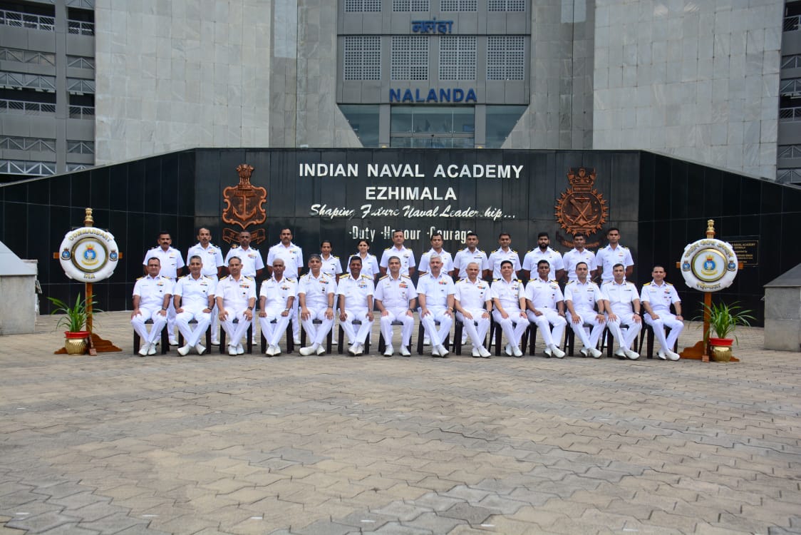 Director General Rakesh Pal, PTM,TM @IndiaCoastGuard visited #INA & interacted with VAdm Puneet K Bahl #Comdt_INA, Officers & Officer Cadets. Briefing on training methodology for #FutureLeaders, best practices & tour of state-of-the-art training facilities. #EnhancingSynergy