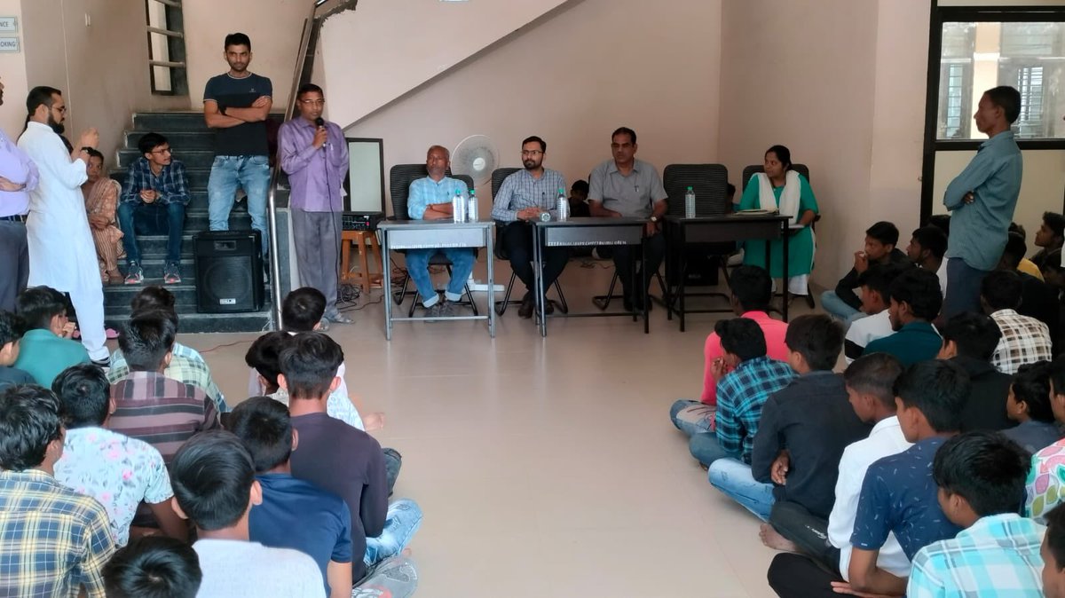 ITI Kaalol ખાતે નવા મતદારો ને જોડવા SSR 2024 ઝુંબેશ અન્વયે મતદાર જાગૃતિ કાર્યક્રમ કરી , નવીન મતદારો ની નોંધણી કરવામાં આવી. <a href="/CollectorGodhra/">Collector Panchmahal</a>