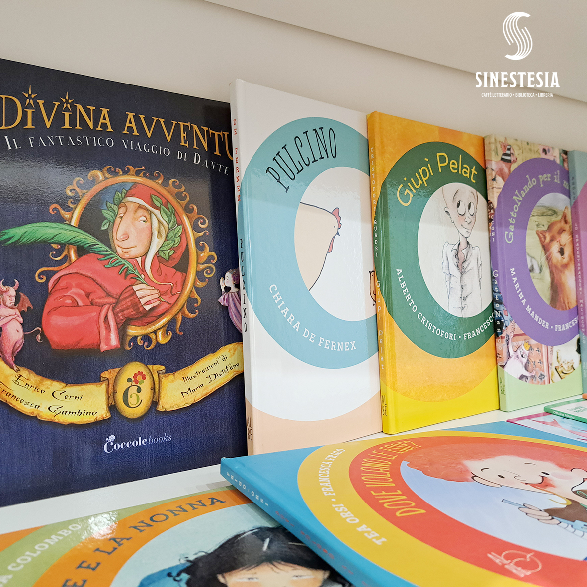 Come si fa a non sfogliare i libri per bambini di #sinestesialibreria?
Sono bellissimi e dolcissimi, non vediamo l'ora di mostrarveli!