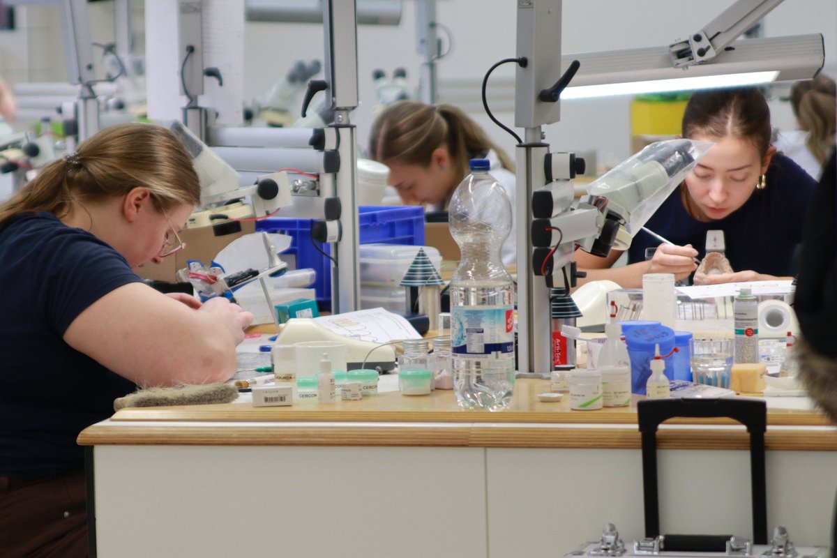 In den derzeit laufenden Wettbewerben auf Bundesebene messen sich 900 junge Talente und bringen ihr #Handwerk unter Zeitdruck zur Perfektion. So wie in dieser Woche die Landessieger*innen im Bundeswettbewerb des Zahntechniker-Handwerks in der <a href="/hwk_berlin/">Handwerkskammer Berlin</a>. #GermanCraftSkills