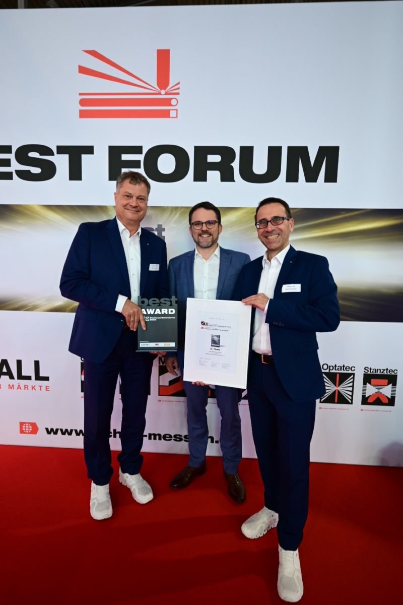 ANDRITZ_Schuler's tweet photo. 2. Platz für unser neues Verfahren zur Aluminium-Warmumformung auf der Blechexpo Messe (von links: Jens Aspacher, Christian Palm und Martin Steinmetz). Danke an blechnet, MM MaschinenMarkt und die ganze Jury

#Schuler #Blechexpo #FormingTheFuture #Innovation #Aluminium https://t.co/uzgVFgHSt1