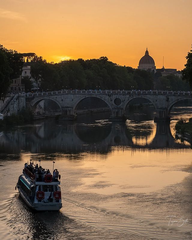 Turismoromaweb's tweet photo. Ponte Sisto, sullo sfondo la cupola di San Pietro, mentre il battello solca le acque del Tevere: un momento sospeso nella serenità di un tramonto...

📸 IG tittibelli_foto
#VisitRome https://t.co/u5pw0WRlOZ