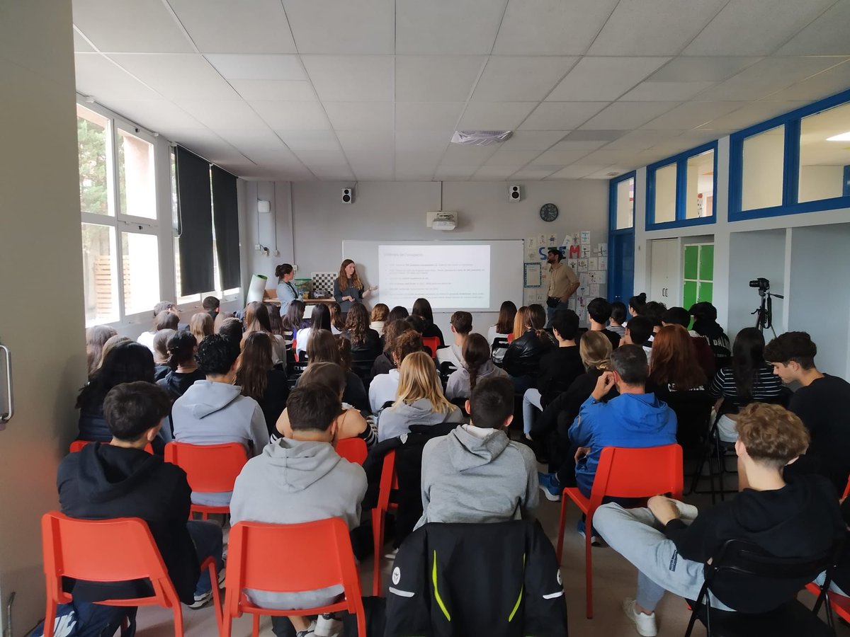 _acpau's tweet photo. 🇵🇸🗣️ La Júlia, la Lali i l'Asier, brigadistes a #Palestina, han explicat a l'alumnat de batxillerat de dos instituts, a Valldoreix i Molins, les vulneracions de #ddhh que pateix el poble palestí per l'estat d'Israel.

📌 Van estar aquest estiu a #Cisjordània amb @PalFarmersUnion. https://t.co/Q7Q0anvOQ6