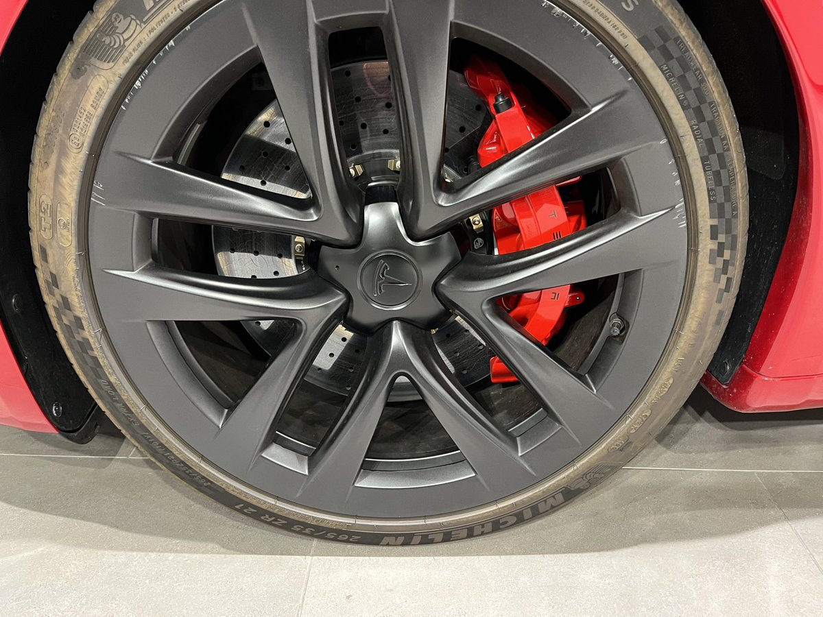 yas_tesla's tweet photo. 日本でも200マイルに挑戦出来るって事ですか?
ヲタクな写真ですいません🤤
#Carbon Ceramic Brake
#6-piston calipers
#TrackPackage
#tesla https://t.co/1ZUzL5DcJN