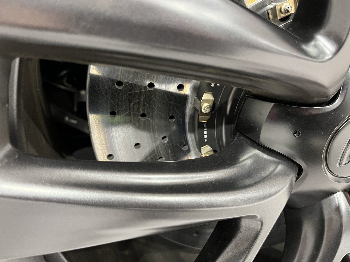 yas_tesla's tweet photo. 日本でも200マイルに挑戦出来るって事ですか?
ヲタクな写真ですいません🤤
#Carbon Ceramic Brake
#6-piston calipers
#TrackPackage
#tesla https://t.co/1ZUzL5DcJN