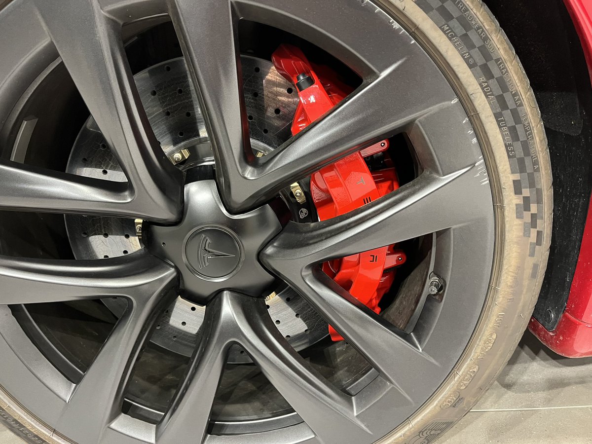 yas_tesla's tweet photo. 日本でも200マイルに挑戦出来るって事ですか?
ヲタクな写真ですいません🤤
#Carbon Ceramic Brake
#6-piston calipers
#TrackPackage
#tesla https://t.co/1ZUzL5DcJN
