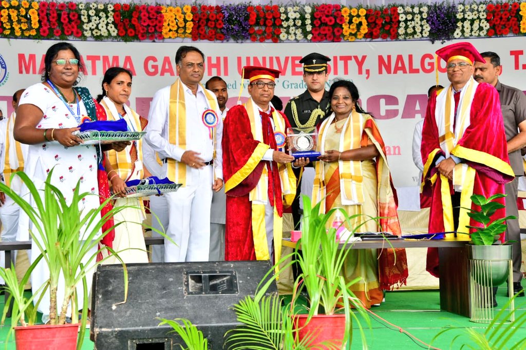 DrTamilisai4BJP's tweet photo. Awarded Degrees and Addressed the 3rd Convocation of Mahatma Gandhi University in Telangana.alongside
https://t.co/lK68Vo3IRi.Gopal Reddy,Vice-Chancellor, Mahatma Gandhi University,Professors & Students. 

Advised the Graduates that Our progress in life depends on how well we utilize the time and take advantage of the opportunities and possibilities.Students should enjoy a healthy dose of work / life balance  to face challenges bravely & not to compromise day today happiness.

Highlighted Hon'ble @PMOIndia's vision of New Education Policy #NEP2020 that's linked to the hopes & ambitions of #YoungIndia to make them global citizens of 21st century.

Recalled & Thanked Hon'ble @PMOIndia's for Sports & Athletes friendly Schemes Which brought New record Number of Medals & laurels in the International sports arena.
#StartupIndia #MakeInIndia & others for innovations to make Youth of the Nation as job providers instead job seekers.

Hon'ble @PMOIndia envisioned that India will become a 5 trillion economy by 2024_25.

Congratulated the  graduates and reminded them to thank their parents & teachers.
@PMOIndia @narendramodi 
@HMOIndia @AmitShah 
@EduMinOfIndia @dpradhanbjp