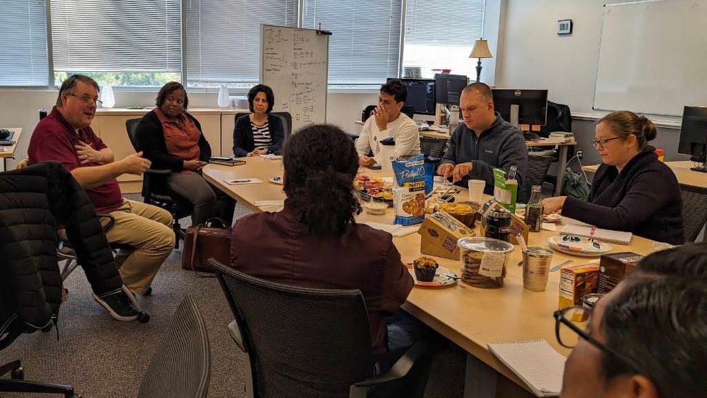 Hosting @VMASC_ODU faculty Dr Behr in the lab (w/snacks!) to share insights about grant writing. A 🔑 takeaway: don’t forget that at their core, grants are about and with people. Talk to people- get to know them and their needs. #itTakesAVillage #onTheShouldersOfGiants