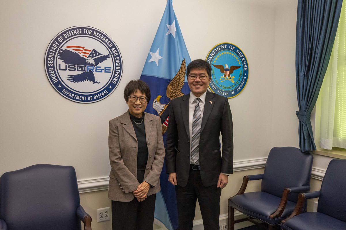 Under Secretary Shyu met with @mindefsg’s Permanent Secretary for Defence Development, Melvyn Ong, recently.  They discussed 🇺🇸-🇸🇬cooperation in AI and Autonomy, Quantum, Contested Logistics, Integrated Sensing and Cyber, and Microelectronics.  #DoDInnovates