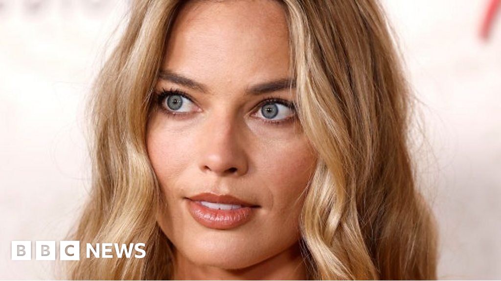 ThechKidaSam's tweet photo. Margot Robbie unable to speak at Saltburn premiere https://t.co/WFzm0NoUoY https://t.co/DlI6FwGxO9