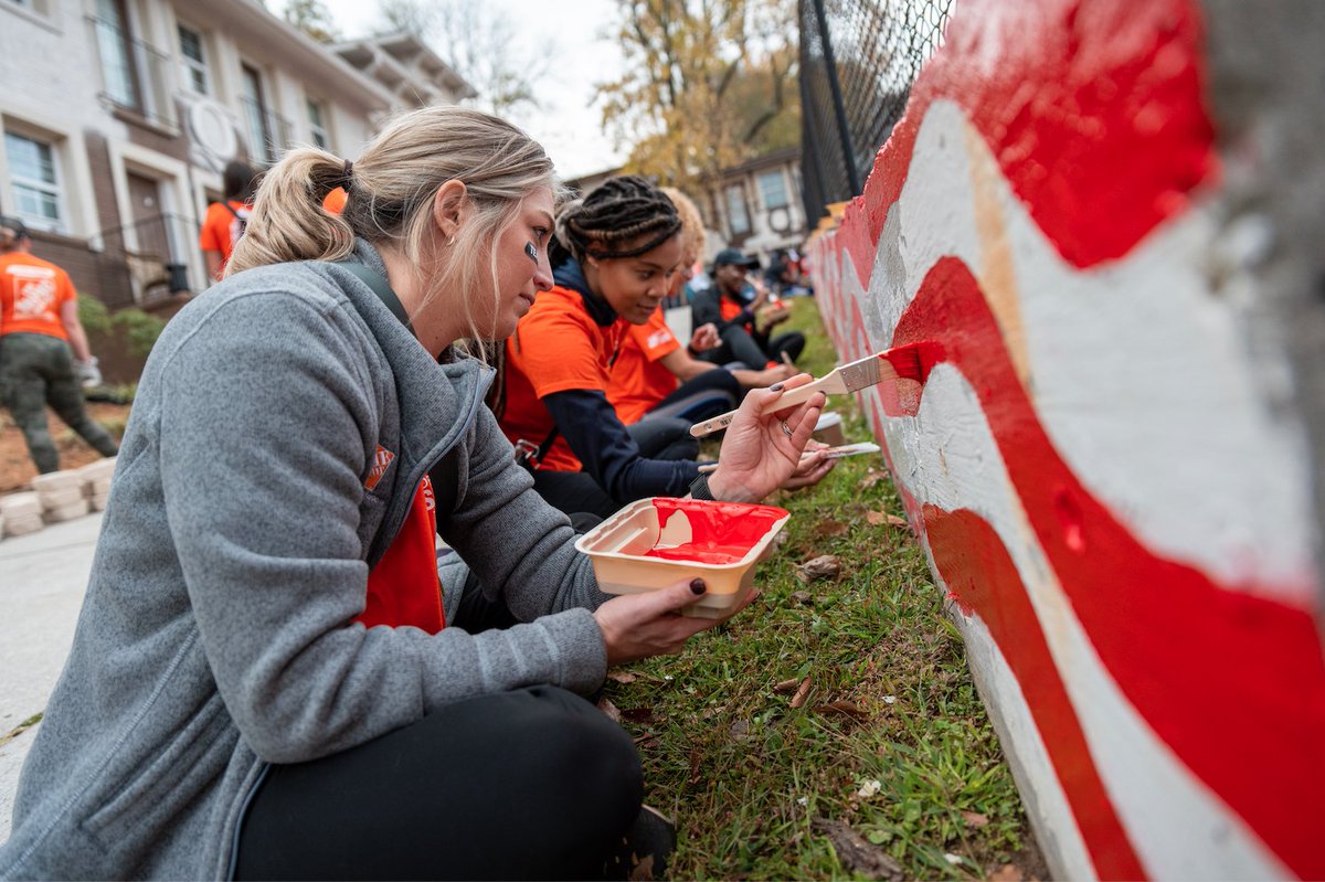 HomeDepotFound's tweet image. Last week, in honor of #VeteransDay, 200+ volunteers came together in Atlanta to revamp @QuestCDC's Veterans Village, a permanent housing facility for formerly homeless veterans. #TeamDepot painted, landscaped, added a new garden, built furniture, repaired a fence and more.