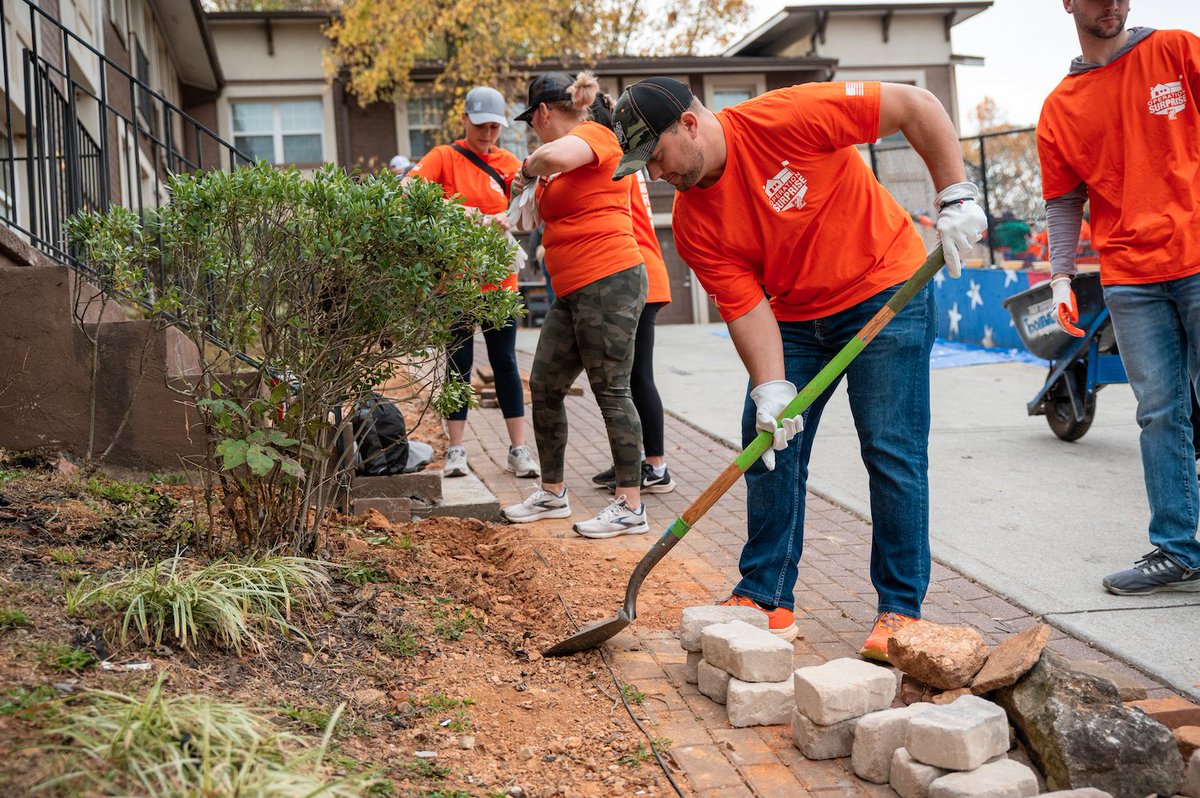 HomeDepotFound's tweet image. Last week, in honor of #VeteransDay, 200+ volunteers came together in Atlanta to revamp @QuestCDC's Veterans Village, a permanent housing facility for formerly homeless veterans. #TeamDepot painted, landscaped, added a new garden, built furniture, repaired a fence and more.