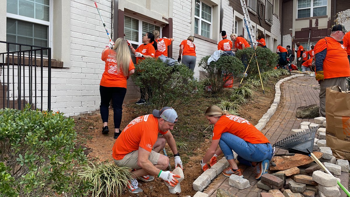 HomeDepotFound's tweet image. Last week, in honor of #VeteransDay, 200+ volunteers came together in Atlanta to revamp @QuestCDC's Veterans Village, a permanent housing facility for formerly homeless veterans. #TeamDepot painted, landscaped, added a new garden, built furniture, repaired a fence and more.