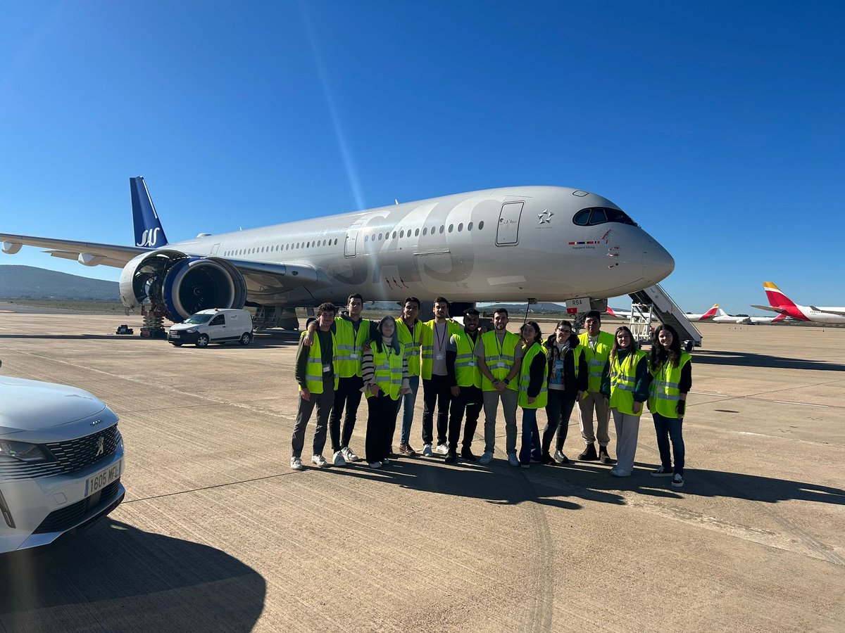 🛫 El alumnado de la asignatura 'Trabajo Proyectual: Centro de Intercambios Modal' de la <a href="/CaminosUCLM/">🔶 ETSI Caminos UCLM 🔶</a> han visitado esta semana las instalaciones del #AeropuertoCiudadReal para conocer en detalle su funcionamiento y la infraestructura aeroportuaria.