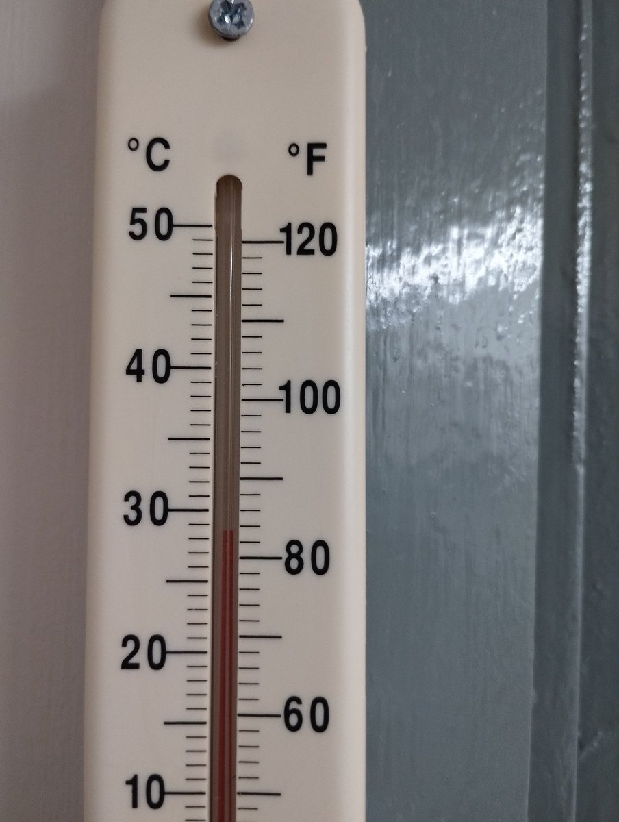 No wonder <a href="/NHSEngland/">NHS England</a> is in crisis when the temperatures in @epsom_sthelier patient rooms are 28 degrees with windows open &amp; no option to turn the temperature down 😱 luckily my Dad has been given a fan so we're also racking up the electric bill. Can you help, pls? #SaveOurNHS