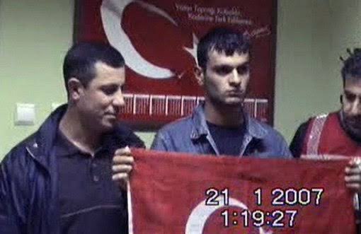 Neyse ki elimize bayrak alıp örtmeye çalışacak suçumuz yok. Hrant’ı birlikte öldürdüler, katillerini de birlikte akladılar.