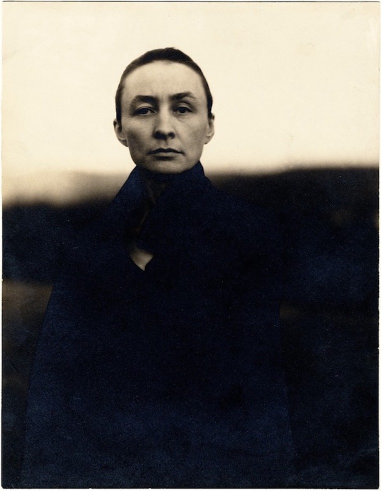 Born #OnThisDay in 1887, Georgia O’Keeffe had little interest in painting subjects deemed suitable for women, such as still lifes. Instead she experimented with abstraction, immersing herself in the hothouse of American modernism.
 
Image: <a href="/ArchivesAmerArt/">ArchivesAmericanArt</a> s.si.edu/3GkoXB3