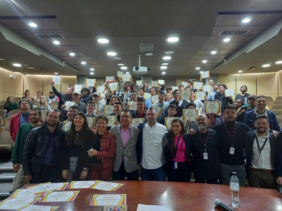 gtarazona1's tweet photo. #OrgulloUD | Muy contento por los resultados de la 2da Hackathon 2023; potencial de nuestros estudiantes. Agradecer a la @activosSAE, @DecanoIng. 17 proyectos de alta calidad.
Felicitaciones 👏 Se trata de soñar y trabajar para hacerlo realidad. #UD Escenario de oportunidades. https://t.co/bdffgxNwEj