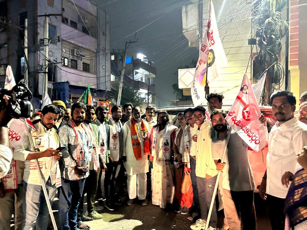 NiharikaJSP's tweet photo. ఉప్పల్ నియోజకవర్గం జనసేన బిజేపి అభ్యర్థి శ్రీ @NvssprabhakarM గారి ప్రచారంలో భాగంగా ఈరోజు బీజేపి ముఖ్య నాయకులు శ్రీ @drlaxmanbjp నియోజకవర్గానికి విచ్చేసిన సందర్భంగా జనసేన తరపున మన నాయకులు, జనసైనికులు, వీర మహిళలలతో పాటు రోడ్ షోలో పాల్గొనడం జరిగింది @JanaSenaParty @JSPTelangana https://t.co/dFixbpwHAX