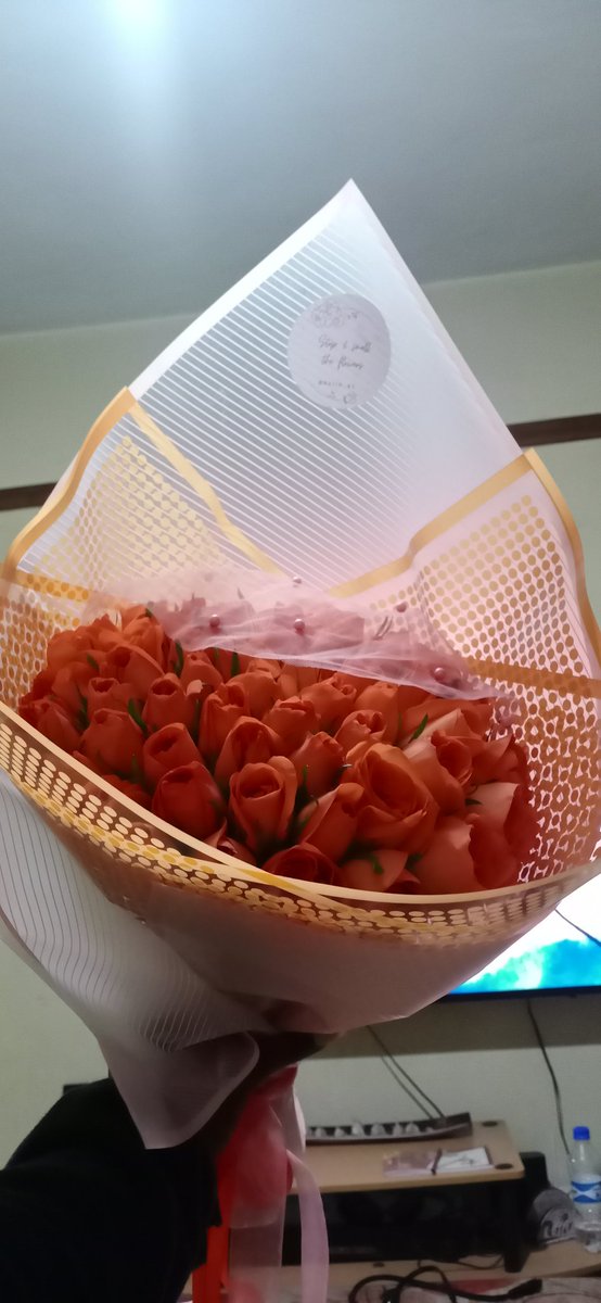 Someone sent flowers to my office... Exactly how you communicate your love to me💗💗