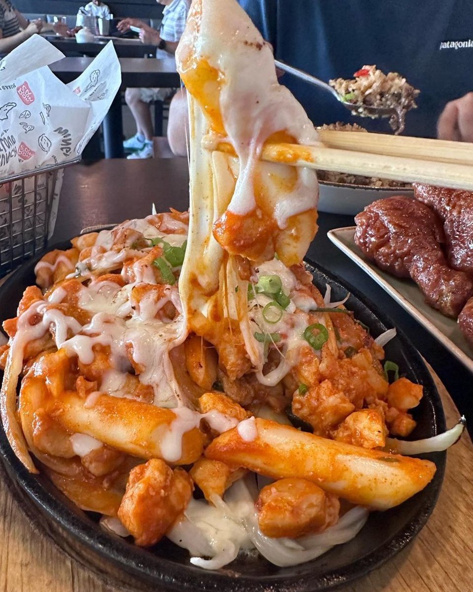 ShopMetreonCA's tweet photo. The only way to achieve THIS kind of cheese pull is at @BonchonChicken! 🤩🧀 Head in to get in on this cheesy masterpiece!  📸: chopstixplz https://t.co/LZY2LPhCuo