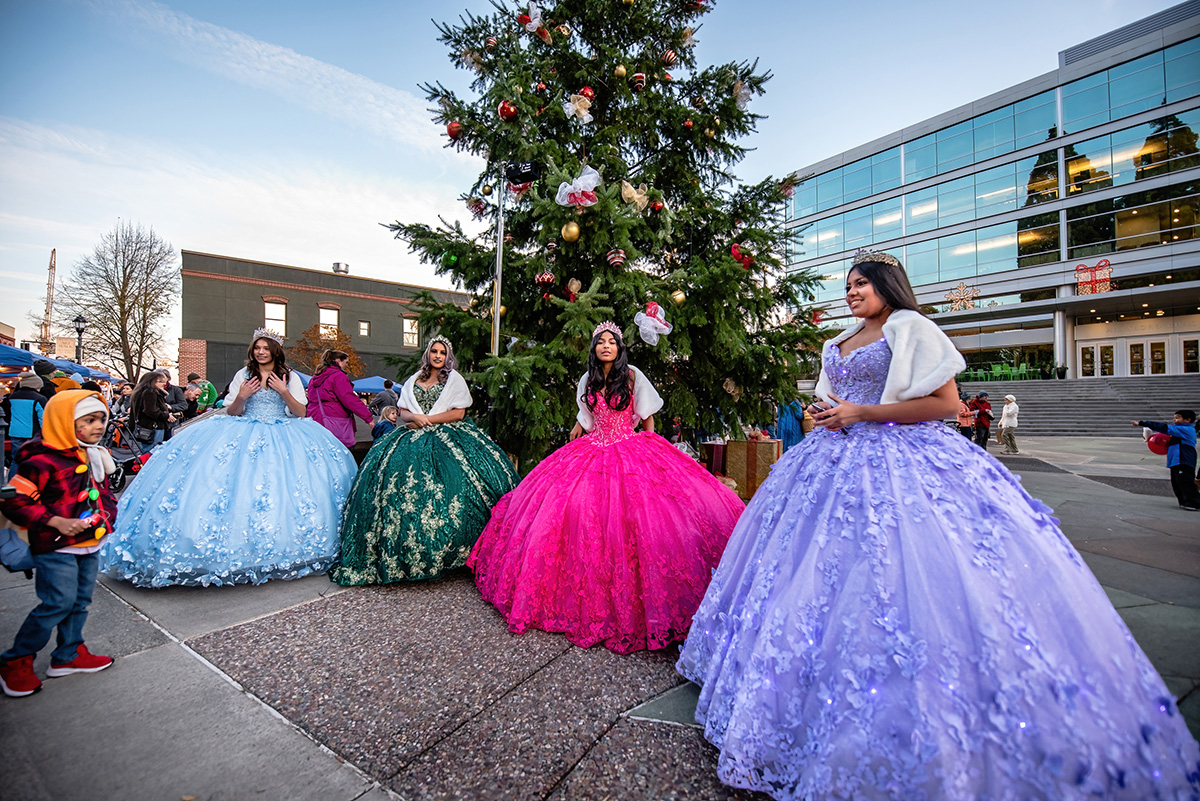 CityofHillsboro's tweet photo. Join us for the Holly Days Celebration and Tree Lighting in Downtown Hillsboro THIS Saturday, Nov 18! 🎄

There will be an artisan market, live music, &amp; activities for all ages.

The event is 2 to 7 pm, the tree will light up at 6 pm.

More details: https://t.co/VhGAq7NxkZ https://t.co/F8Oh5nbosx