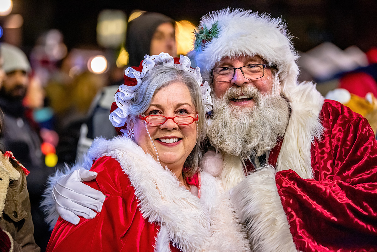 CityofHillsboro's tweet photo. Join us for the Holly Days Celebration and Tree Lighting in Downtown Hillsboro THIS Saturday, Nov 18! 🎄

There will be an artisan market, live music, &amp; activities for all ages.

The event is 2 to 7 pm, the tree will light up at 6 pm.

More details: https://t.co/VhGAq7NxkZ https://t.co/F8Oh5nbosx