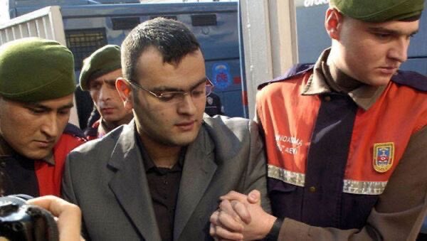 sokakkedisitv's tweet photo. Gazeteci Hrant Dink'in katili Ogün Samast dışarıda! Gazeteciler ise ya hapiste ya da mezarda! https://t.co/ouyEjizoHr