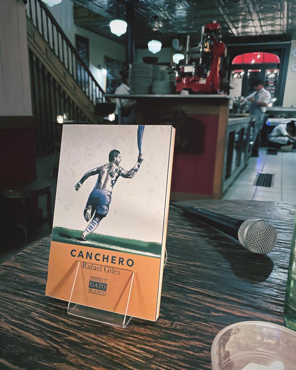 EditGatoBlanco's tweet photo. Muchas gracias por acompañarnos en la presentación de #Canchero de Rafael Giles. Estadio lleno en Buvette. 

Gracias a nuestros invitados: @josedbernal3 y @Ricardo_LoSi.

#ColecciónUndertango https://t.co/XYYfwg5jiA