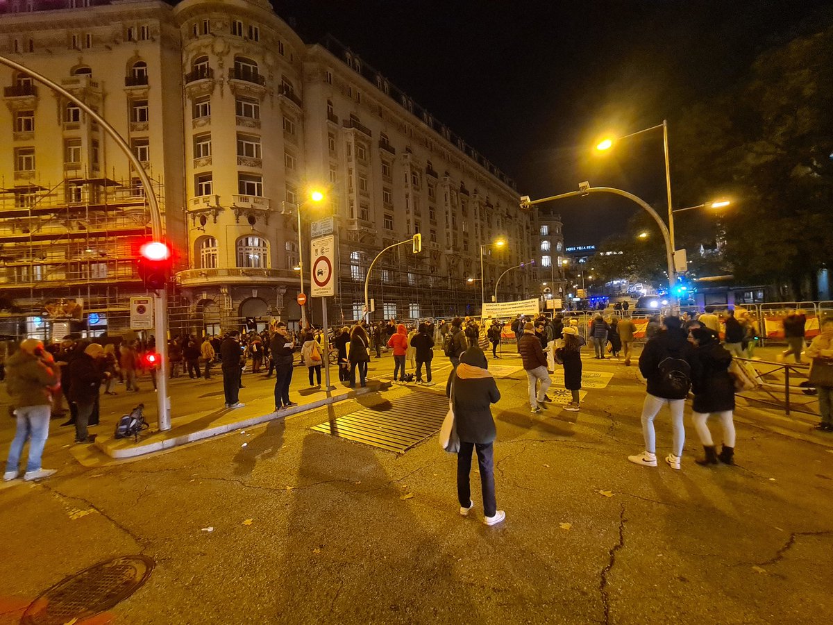 RosaOrtega's tweet photo. Apenas 50 personas, muchos medios, o sea más periodistas que gente!!! https://t.co/vbafiVy69N