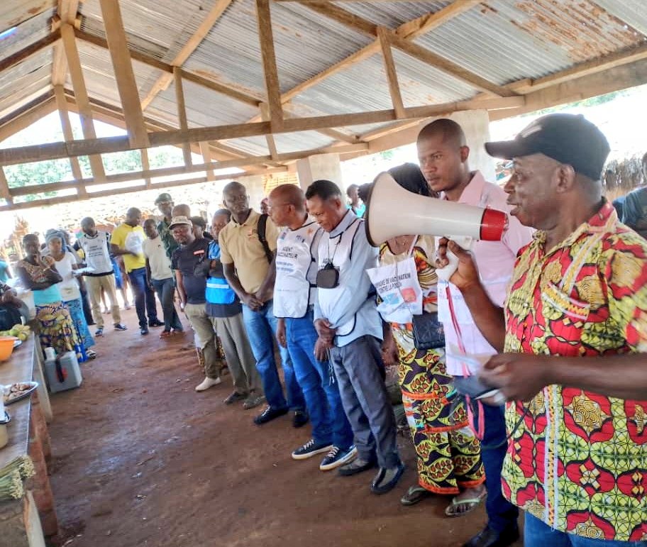 OMSRDCONGO's tweet photo. Pour continuer à réaliser des progrès en matière de la lutte contre la #polio &amp; l'augmentation de la couverture vaccinale pour tous les enfants, les autorités de Bili, #Bas_Uélé 🇨🇩 ont lancé la vaccination de masse, soutenue par @OMSRDCONGO &amp; garantissant l'accès du vaccin #nVPO2 https://t.co/dicsmwTNJr