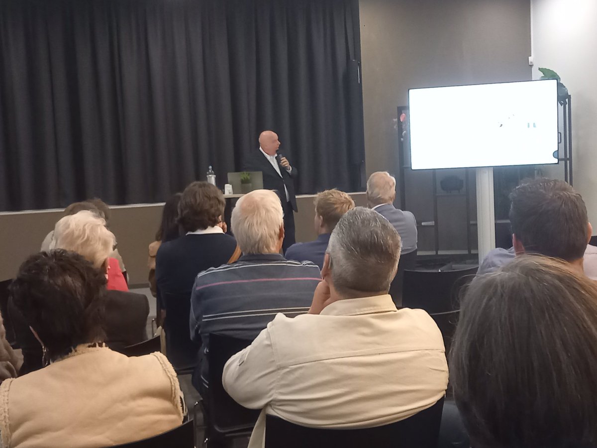 De sluiting van het recreatie seizoen in een volle zaal in de Eng in Voorthuizen door Wilco de Jong van Visit regio Barneveld.