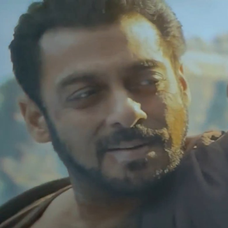 The long stare they give each other after Tiger says 'tere baal hawa mein udte hue ache lagte hai'...

...is the best homo-erotic moment in YRF spyverse. #Tiger3