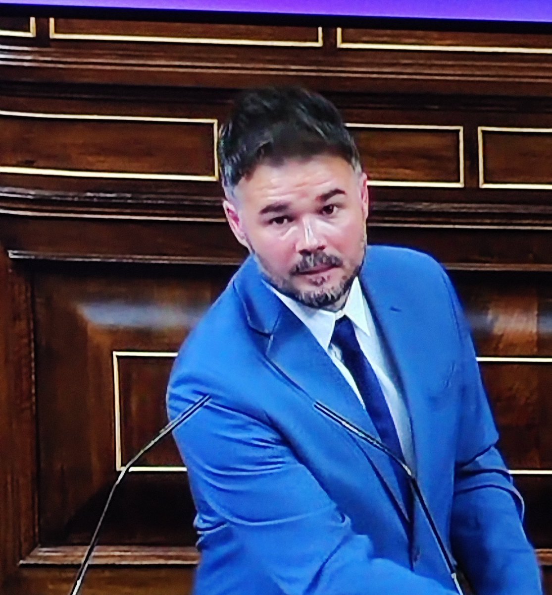 #investidura <a href="/gabrielrufian/">Gabriel Rufián</a> no se corta en ningunear a la familia real 
Nadie le ha dicho a este tolete que es diputado de una MORNARQUIA PARLAMENTARIA ? 
y la PRESIDENTA DEL <a href="/Congreso_Es/">Congreso</a>  no lo llama al orden ? 
Que coño pasa aquí ?